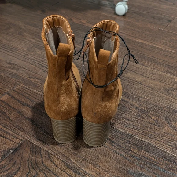 NWOB Maurices Alexa Brown Lug Ankle Boot - Picture 6 of 10